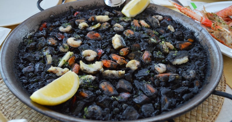 Paella espagnole traditionnelle aux fruits de mer : la recette authentique