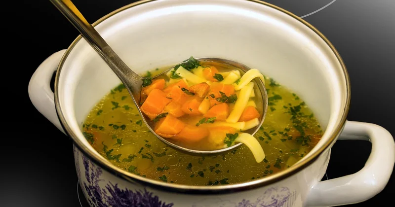 Le bouillon de base : ma version au poulet, pas à pas